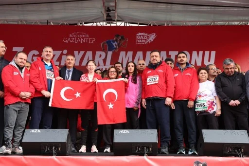  7.GAZİ YARI MARATONU HEYECAN VE RENKLİ G&Ouml;R&Uuml;NT&Uuml;LERLE YAPILDI