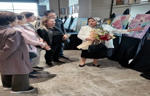 ŞEHİTKAMİLLİ HANIMLARIN ESERLERİ G&Ouml;R&Uuml;C&Uuml;YE &Ccedil;IKTI  KALPTEN TUVALE YANSIMALAR SERGİSİ A&Ccedil;ILDI