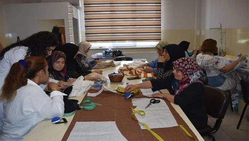 ŞAHİNBEYLİ KADINLAR KENDİ DİKTİKLERİ KIYAFETLERİ GİYİYOR