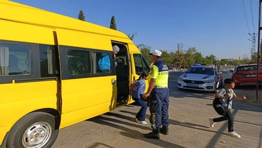 GAZİANTEP JANDARMADAN OKULLARIN İLK G&Uuml;N&Uuml;NDE YOĞUN G&Uuml;VENLİK TEDBİRLERİ 