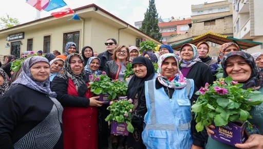 BAŞKAN FATMA ŞAHİN, 25 ARALIK MAHALLESİ SAKİNLERİYLE BAYRAMLAŞTI