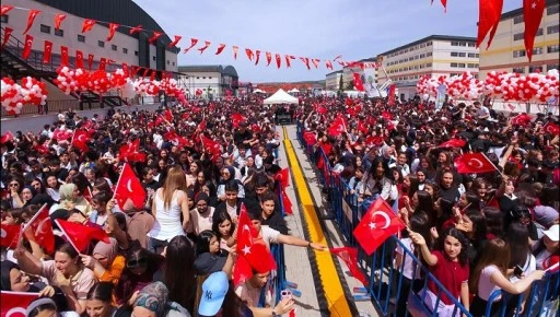 ŞEHİTKAMİL&rsquo;DE 15 BİN KİŞİLİK DEV KONSER  19 MAYIS COŞKUSUNA REKOR KATILIM
