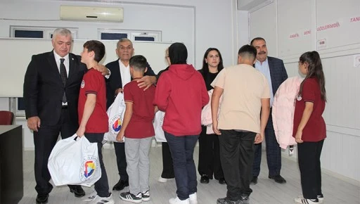 GTB VE TOBB İŞ BİRLİĞİYLE 14 OKULDA &Ouml;ĞRENCİLERE KIŞLIK KABAN DESTEĞİ