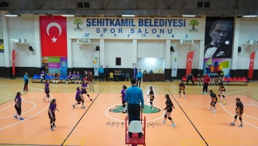 ŞEHİTKAMİL’DE YILDIZ KIZLAR VOLEYBOL TURNUVASI SONA ERDİ