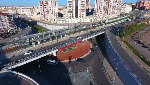 GAZİANTEP B&Uuml;Y&Uuml;KŞEHİR K&Ouml;PR&Uuml;L&Uuml; KAVŞAK YATIRIMLARINI KENT GENELİNDE S&Uuml;RD&Uuml;R&Uuml;YOR