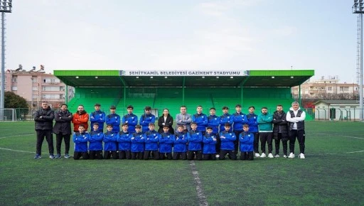 ŞEHİTKAMİL BELEDİYESPOR U14 TAKIMI T&Uuml;RKİYE ŞAMPİYONASI İ&Ccedil;İN ŞANLIURFA'YA UĞURLANDI