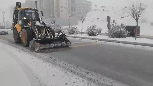 ŞAHİNBEY BELEDİYESİ&rsquo;NDEN KAR YAĞIŞINA ANINDA M&Uuml;DAHALE