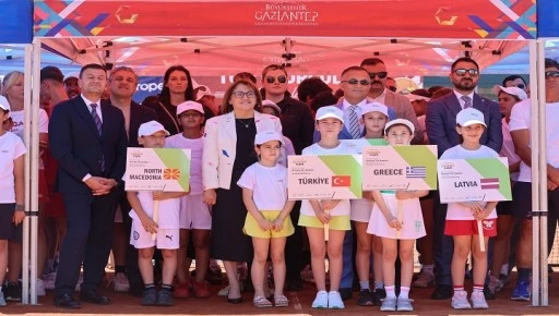 GAZİANTEP BÜYÜKŞEHİR’İN EV SAHİPLİĞİ’NDE ULUSLARARASI TENİS 14 YAŞ AVRUPA YAZ KUPASI’NIN AÇILIŞI YAPILDI 