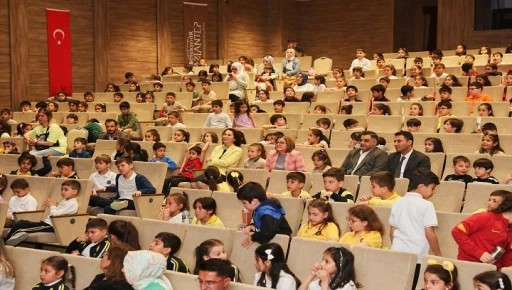 İKİNCİ ÇOCUK TİYATROLARI ŞENLİĞİNE KATILAN ŞAHİN, YOĞUN İLGİYLE KARŞILANDI
