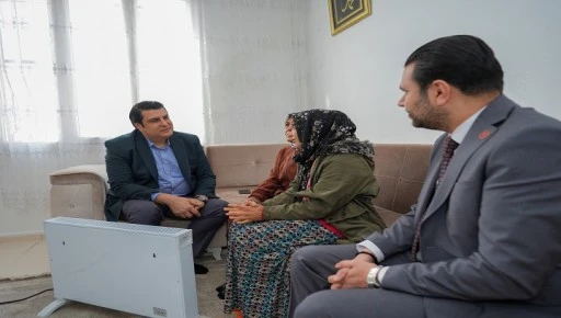 YILMAZ&rsquo;DAN EVİ YENİLENEN BEYAZKURTAİLESİNE ZİYARET