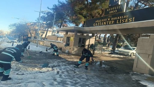 ŞAHİNBEY BELEDİYESİ OKUL ETRAFLARINI VE YOLLARINI TEMİZLEDİ