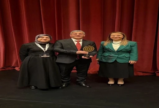 GAZİANTEPLİ SEDEFK&Acirc;R FISTIK&Ccedil;I&rsquo;NIN K&Uuml;LLİYE'DEKİ &Ouml;D&Uuml;L HEYECANINA DERYA BAKBAK EŞLİK ETTİ