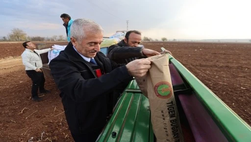 BAŞKAN TAHMAZOĞLU DAĞITTIĞI TOHUMLARI &Ccedil;İFT&Ccedil;İLERLE EKTİ