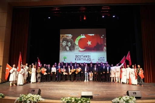 ŞEHİTKAMİL&rsquo;DEN KURTULUŞ RUHUNA YAKIŞIR DESTANSI GECE  YILMAZ: &ldquo;25 ARALIK, YALNIZCA BİR KURTULUŞ TARİHİ DEĞİL&rdquo;