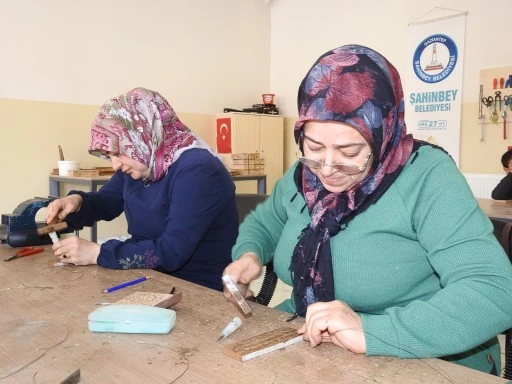 KADINLAR, SEDEF KAKMA İŞLEMECİLİĞİNİ ŞAHİNBEY BELEDİYESİ TESİSİLERİNDE ÖĞRENİYOR