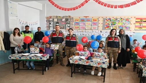 23 NİSAN NEDENİYLE  JANDARMADAN &Ouml;ĞRENCİLERE ANLAMLI ZİYARET
