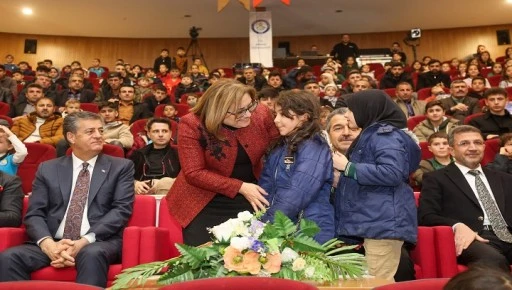 BAŞKAN ŞAHİN ŞIRNAK’TA MİNİKLERLE BERABER TİYATRO OYUNU İZLEDİ