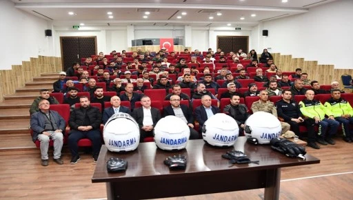 MOTOSİKLET S&Uuml;R&Uuml;C&Uuml;LERİNE JANDARMADAN G&Uuml;VENLİ S&Uuml;R&Uuml;Ş EĞİTİMİ VE KASK DAĞITIMI  