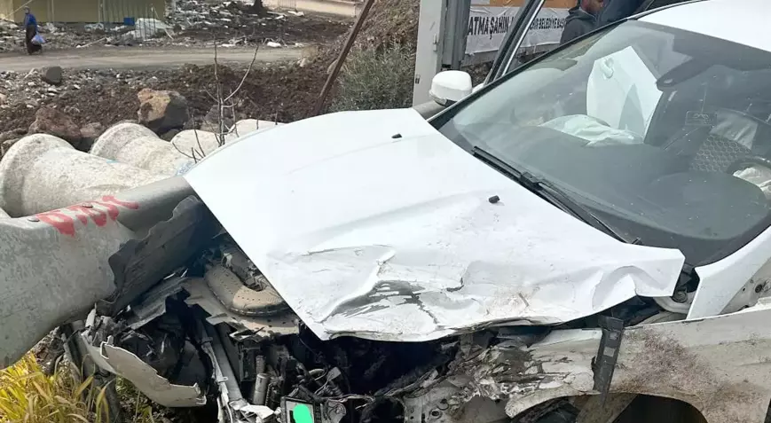 Gaziantep&rsquo;te TIR ile otomobil &ccedil;arpıştı: 2 yaralı