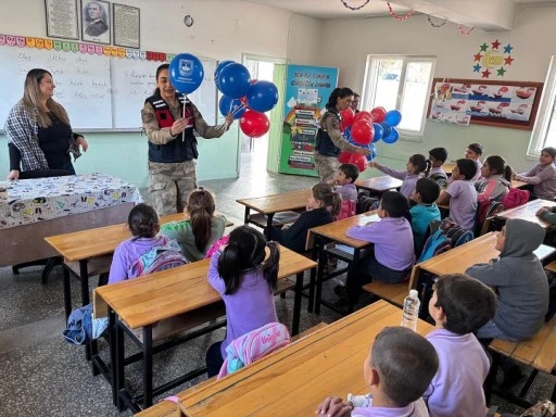 D&Uuml;NYA &Ccedil;OCUK HAKLARI G&Uuml;N&Uuml;NDE JANDARMADAN &Ccedil;OCUKLARA ANLAMLI ZİYARET