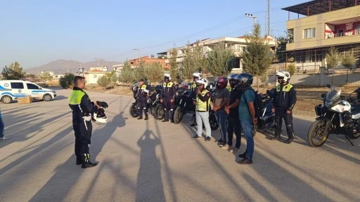 MOTOSİKLET S&Uuml;R&Uuml;C&Uuml;LERİNE JANDARMADAN G&Uuml;VENLİ S&Uuml;R&Uuml;Ş EĞİTİMİ VE KASK DAĞITIMI  