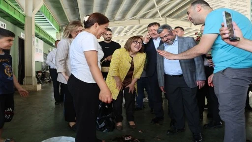 BAŞKAN ŞAHİN, BAYRAMIN İLK GÜNÜNDE VATANDAŞLARLA BAYRAMLAŞTI