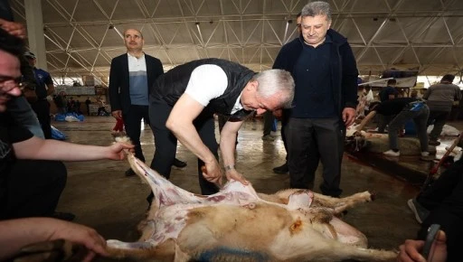 BAŞKAN TAHMAZOĞLU KURBAN KESİM ALANLARINI ZİYARET ETTİ