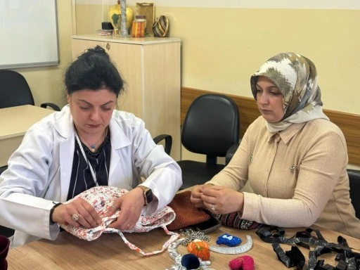Naylon poşetler rengarenk çantalara dönüşüyor