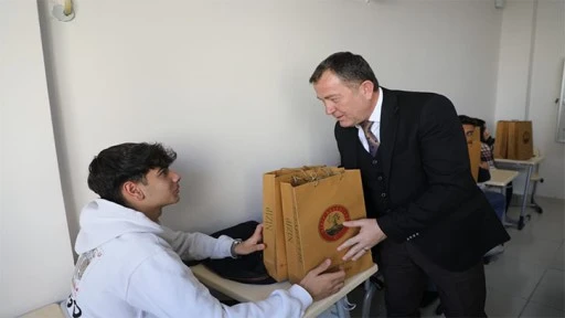 Nizip Belediyesi'nden üniversite öğrencilerine kitap desteği