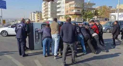 Nizip Otogar Kavşağı'nda &ccedil;arpışan iki ara&ccedil;ta maddi hasar meydana geldi