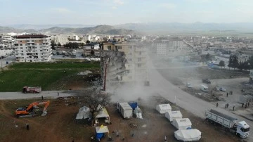 Nurdağı'nda ağır hasarlı binaların yıkımı sürüyor