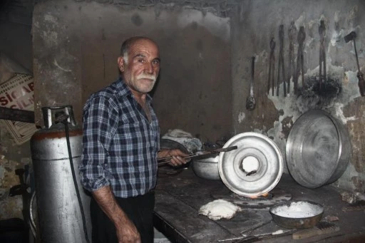Ocakbaşında b&uuml;y&uuml;yen kalay ustası mesleğini yaşatmaya &ccedil;alışıyor