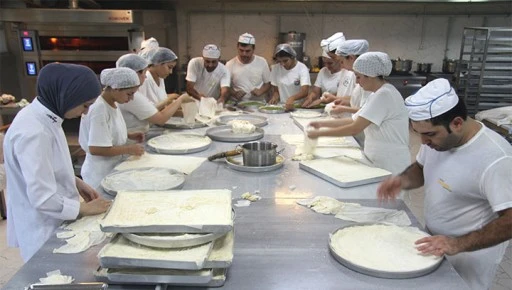 &Ouml;ğrencilerin uygun fiyata &uuml;rettiği baklava i&ccedil;in sıraya giriyorlar