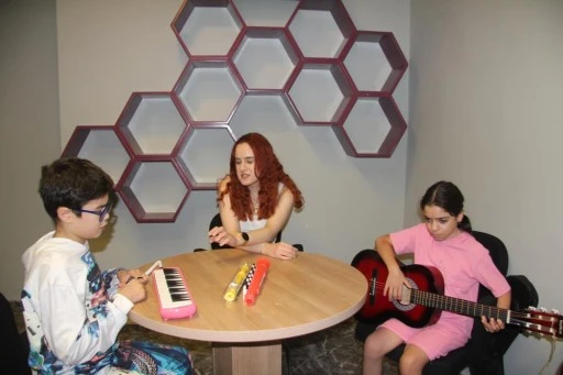 &Ouml;ğrencilerinin karanlık d&uuml;nyasını m&uuml;zikle aydınlatıyor