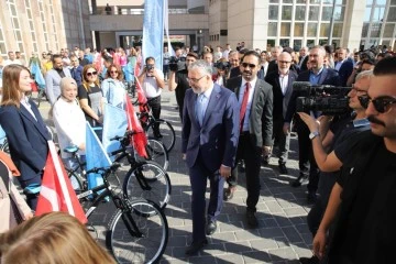 Öğretmenlere bisiklet dağıtan Bakan Işıkhan'ın, Fatma Şahin'den talebi güldürdü