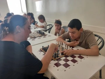 Otizm hastası genç Satranç öğrenerek yaşama tutunuyor