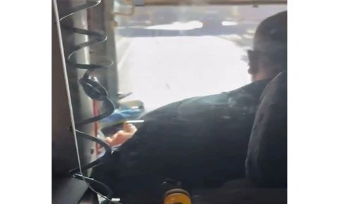 otob&uuml;s şof&ouml;r&uuml; direksiyon başında video izlerken g&ouml;r&uuml;nt&uuml;lendi