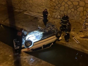 Otomobil dereye uçtu: 2 yaralı