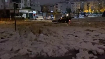 Otomobil mahsur kaldı