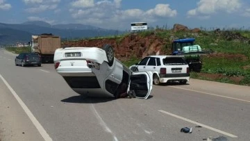 Otomobillerden biri ters döndü: 1 yaralı