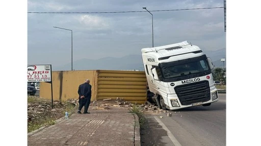 pamuk yüklü tırın dorsesi yan yattı