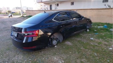 Park halindeki lüks aracın lastikleri ve jantları çalındı