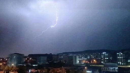 sağanak ve dolu etkili oldu, şimşekler geceyi aydınlattı
