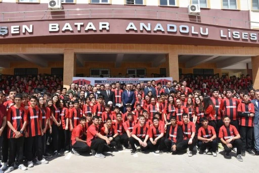 Şahinbey Belediyesi'nden, 160 bin öğrenciye Gaziantep FK forması