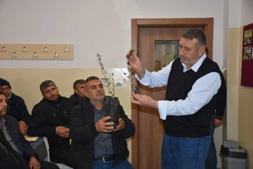ŞAHİNBEY BELEDİYESİ&rsquo;NDEN &Ccedil;İFT&Ccedil;İLERE BUDAMA EĞİTİMİ