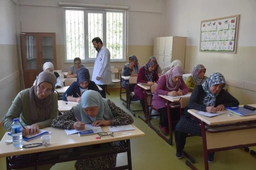 Şahinbey Belediyesi'nin tesislerinde okuma yazma öğreniyorlar