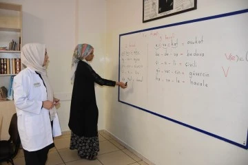 ŞAHİNBEY BELEDİYESİ SOSYAL TESİSLERİNDE OKUMA YAZMA ÖĞRENİYORLAR