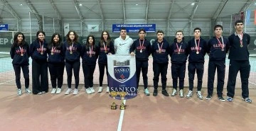 SANKO Okulları öğrencileri tenis yarışmasında il birincisi oldu