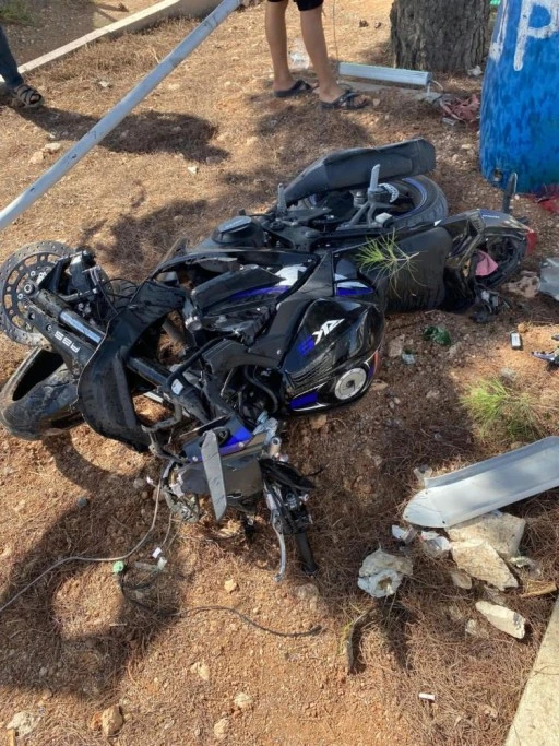 Savrularak yol kenarındaki kaldırıma &ccedil;arpan motosikletin s&uuml;r&uuml;c&uuml;s&uuml; hayatını kaybetti