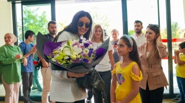 SEVİLEN SANATÇI ELİF BUSE DOĞAN ENGELSİZ YAŞAM MERKEZİ’NDE MİNİ KONSER VERDİ!